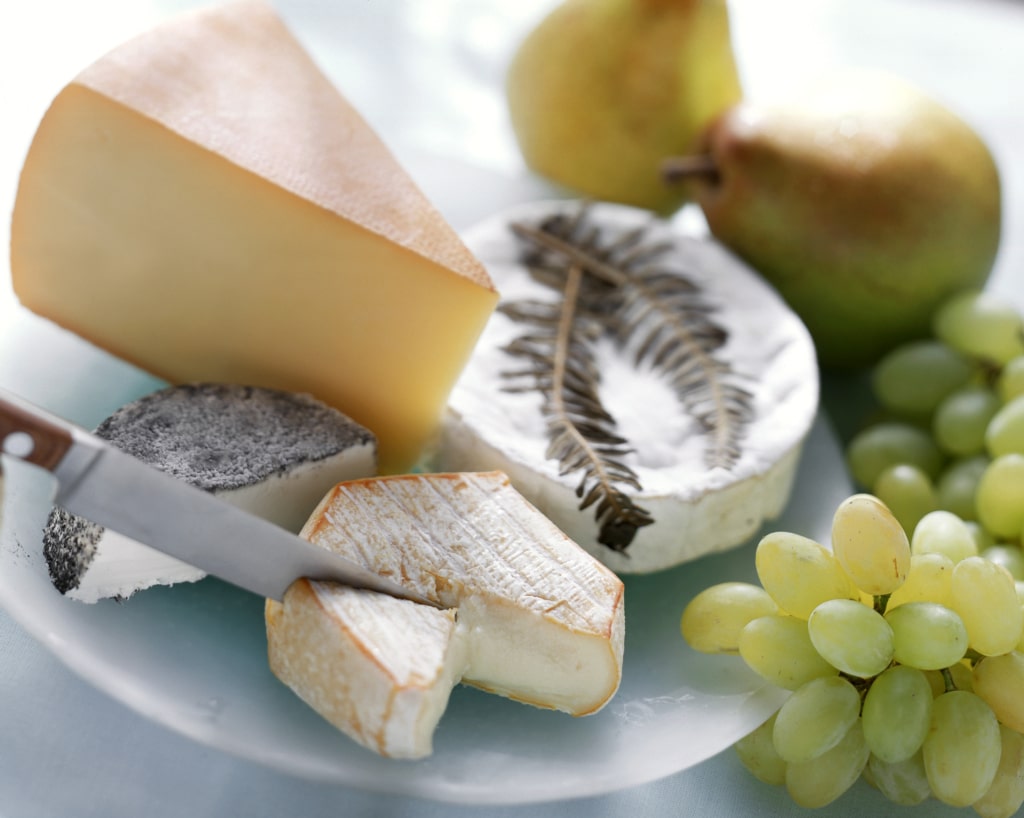 Diverses variétés de fromage peuvent donner très envie, le tout accompagné de fruits