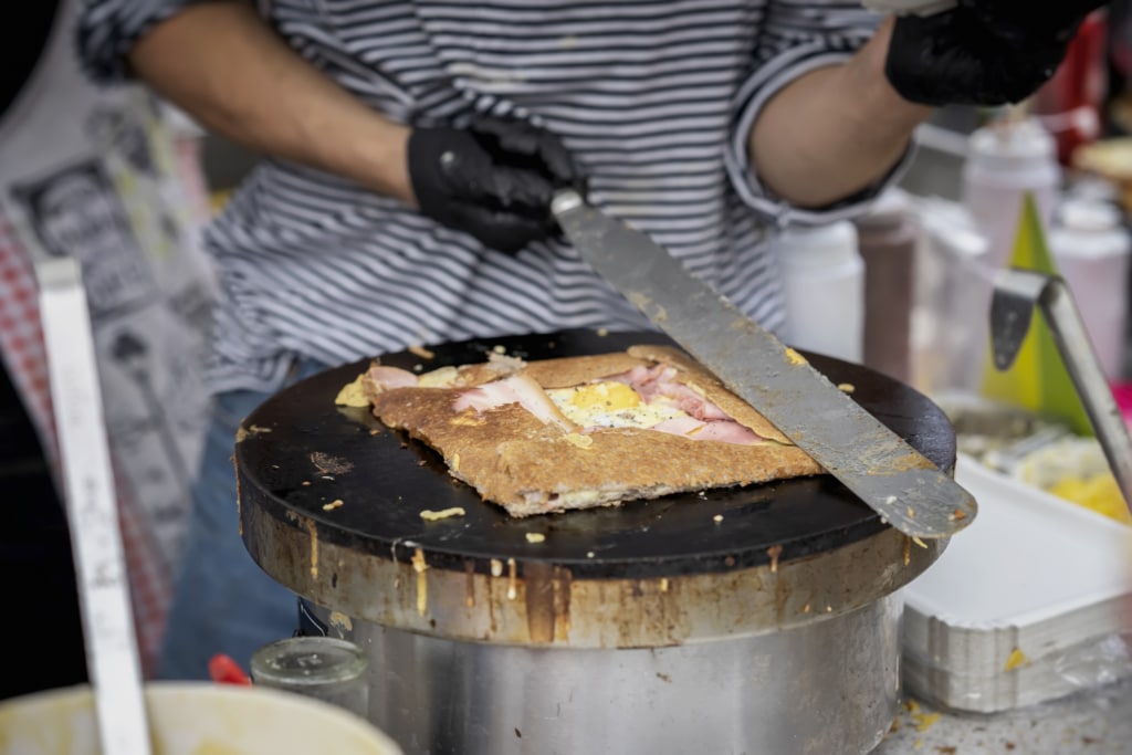 La crêpière en fonte traditionnellement utilisée en crêperie