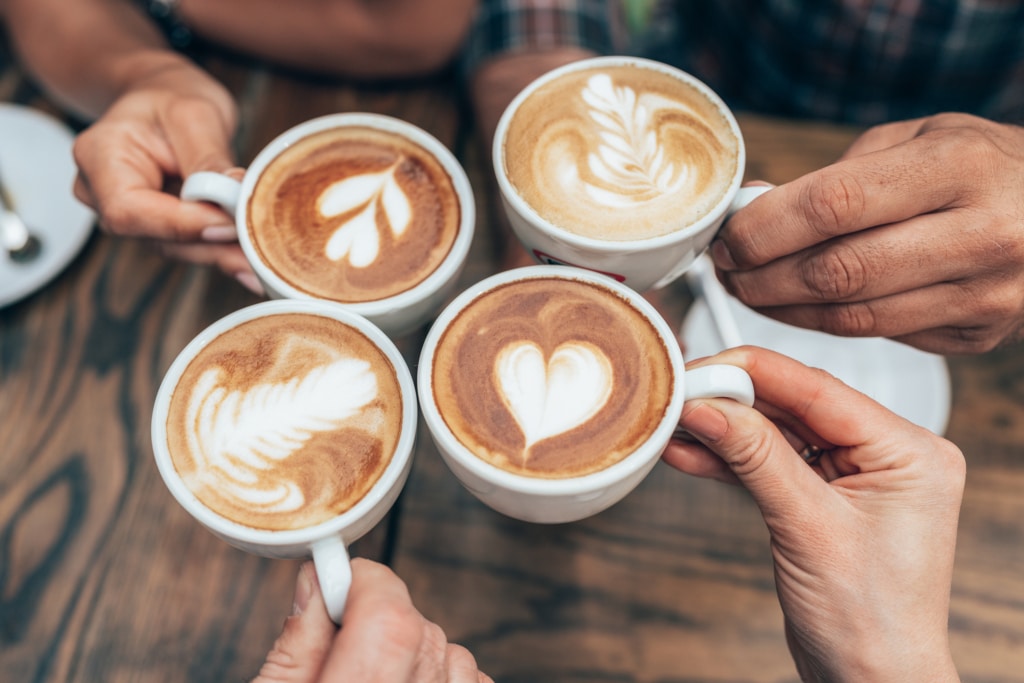 Tasses de café avec signes dessinés