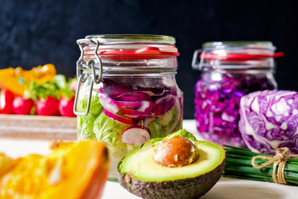 Les bocaux peuvent être achetés ou faits soi-même, et l'alimentation fonctionnelle prône le fait maison