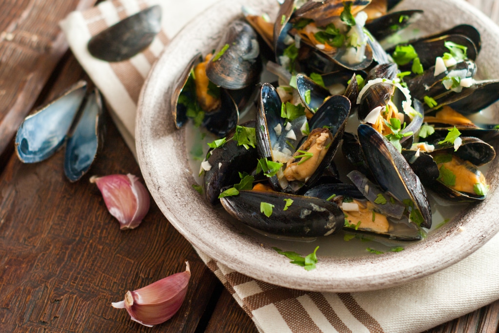 Moules marinières, persil, ail