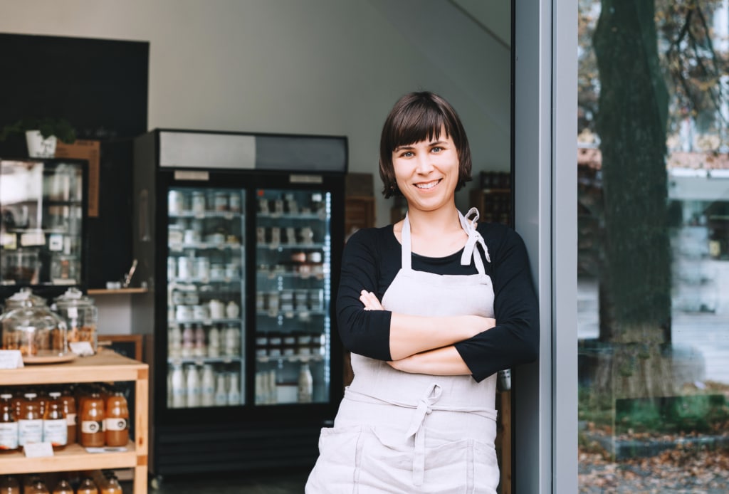 Portrait de la propriétaire d'une petite entreprise locale écoresponsable.