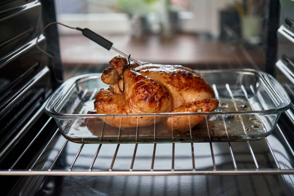 Le poulet fait partie des aliments à cuire lentement au four, avec un effet rôti possible à la fin