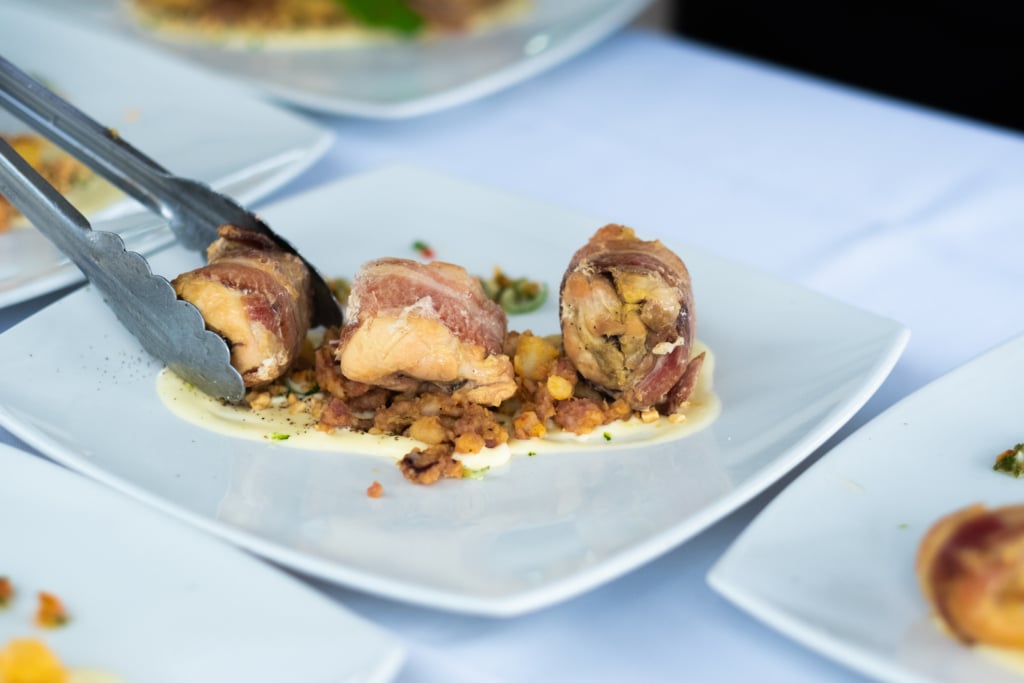 Outils de présentation culinaire, la pince est indispensable pour déposer ou retirer des aliments