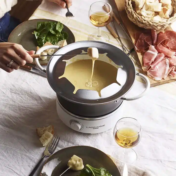 Des services à fondue peuvent chauffer huile ou fromage