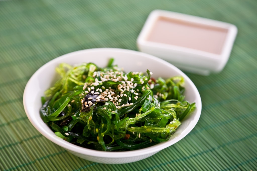 Salade d'algues wakamé et sésame pour Okinawa