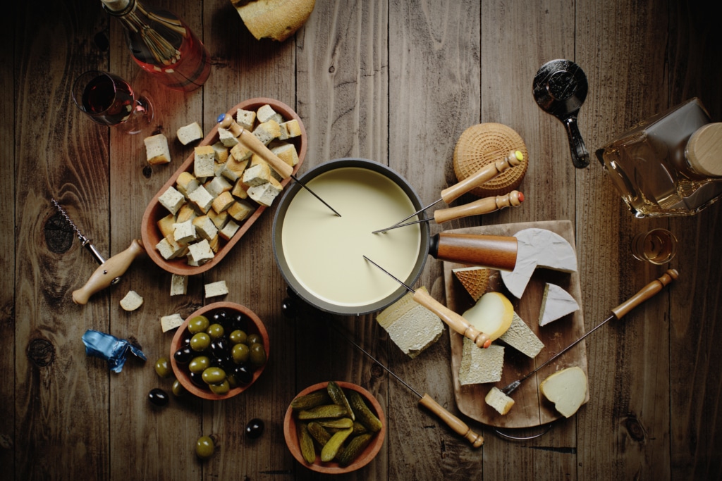 Des services à fondue traditionnels assurent une ambiance conviviale