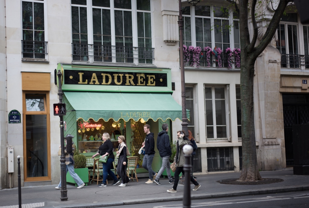 La boutique Ladurée à Paris, surement prise d'assaut en la Journée internationale du macaron