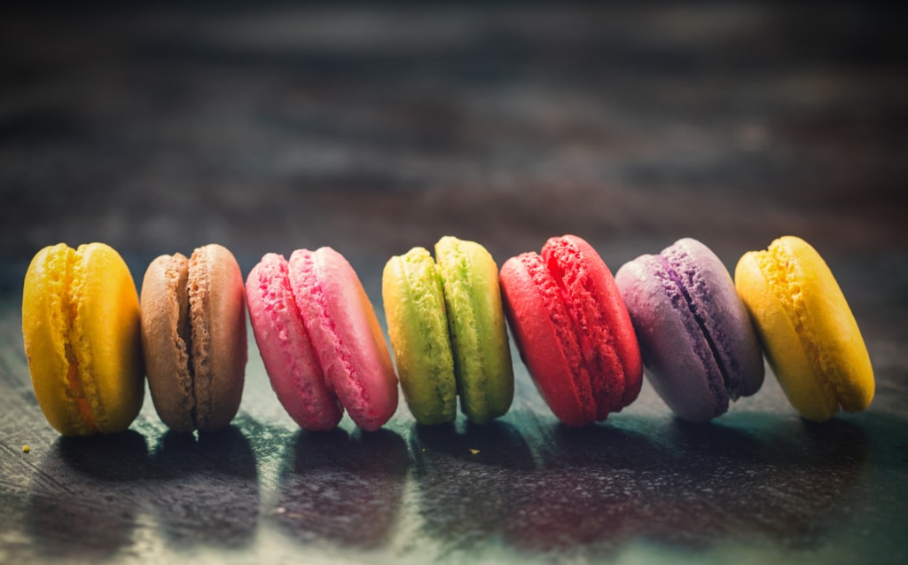 Assortiment de macarons français colorés et sucrés aux saveurs variées pour la Journée internationale du macaron