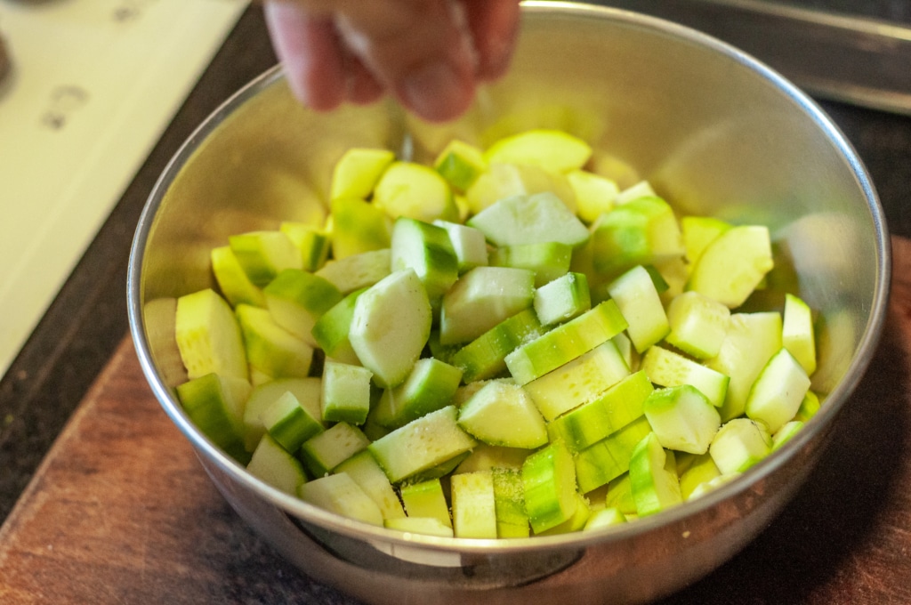 Dégorger les courgettes à l'aide de sel