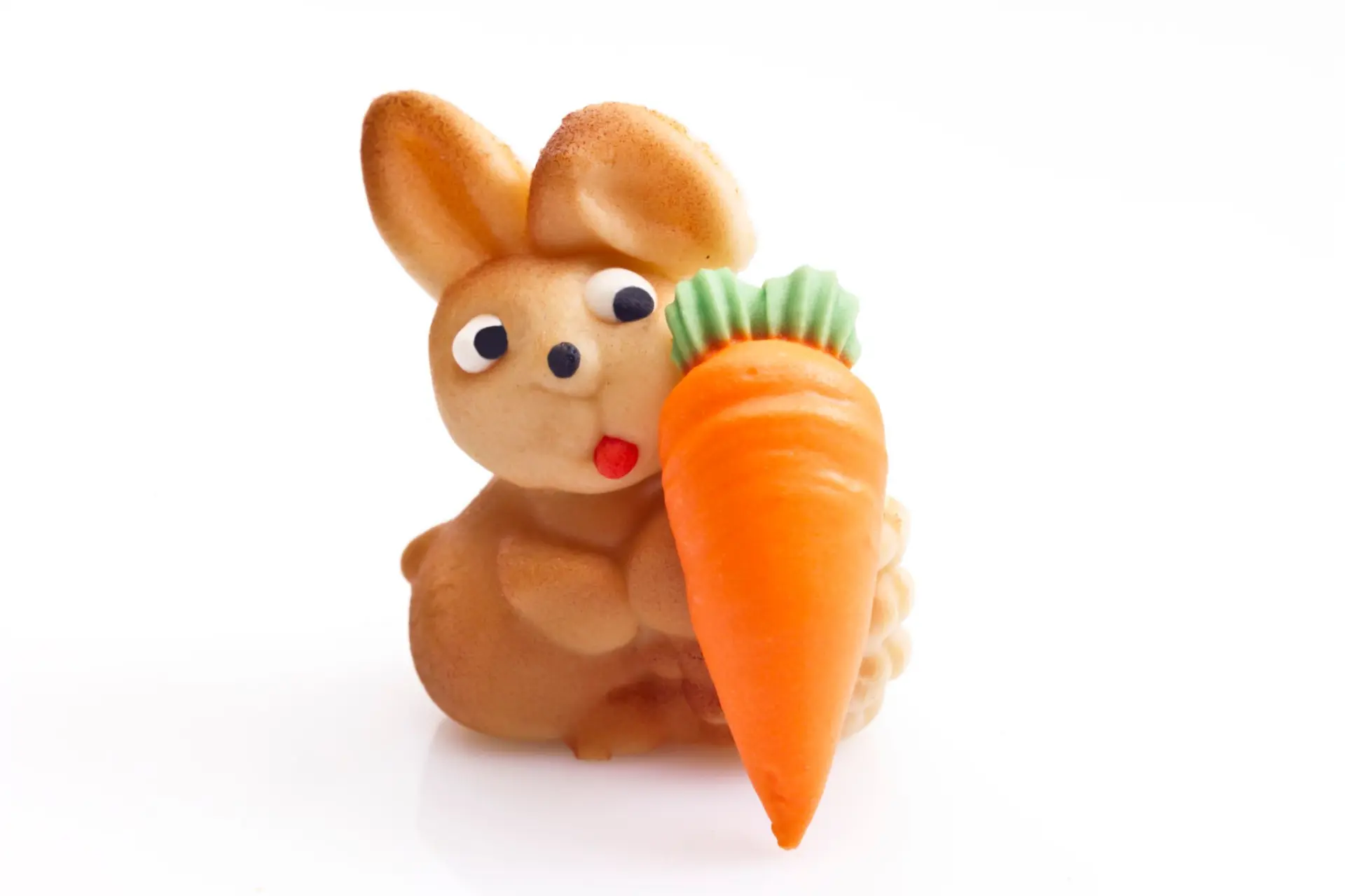 Lapin de Pâques en massepain avec carotte
