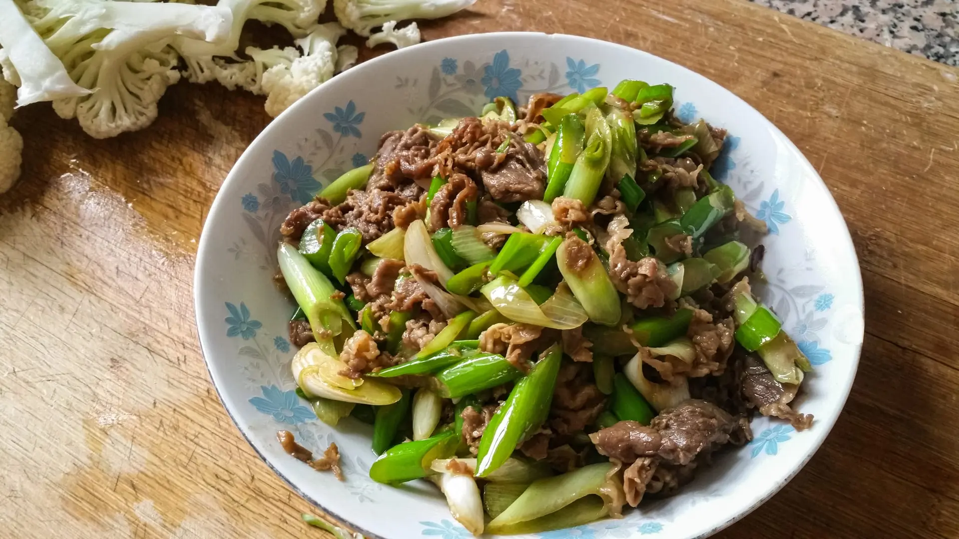 Agneau et oignons verts frits