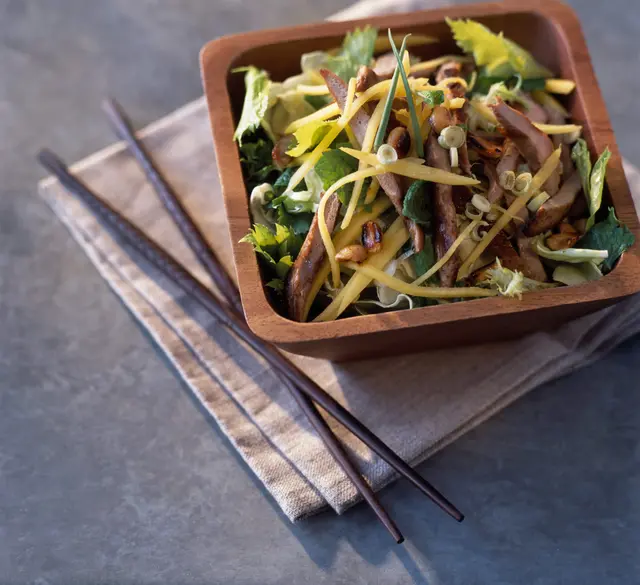 Aiguillettes de canard en salade à la mangue