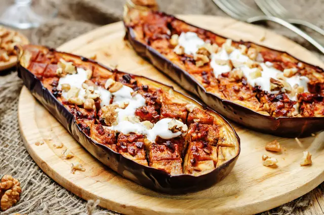 Aubergines épicées grillées farcies au yaourt et aux noix