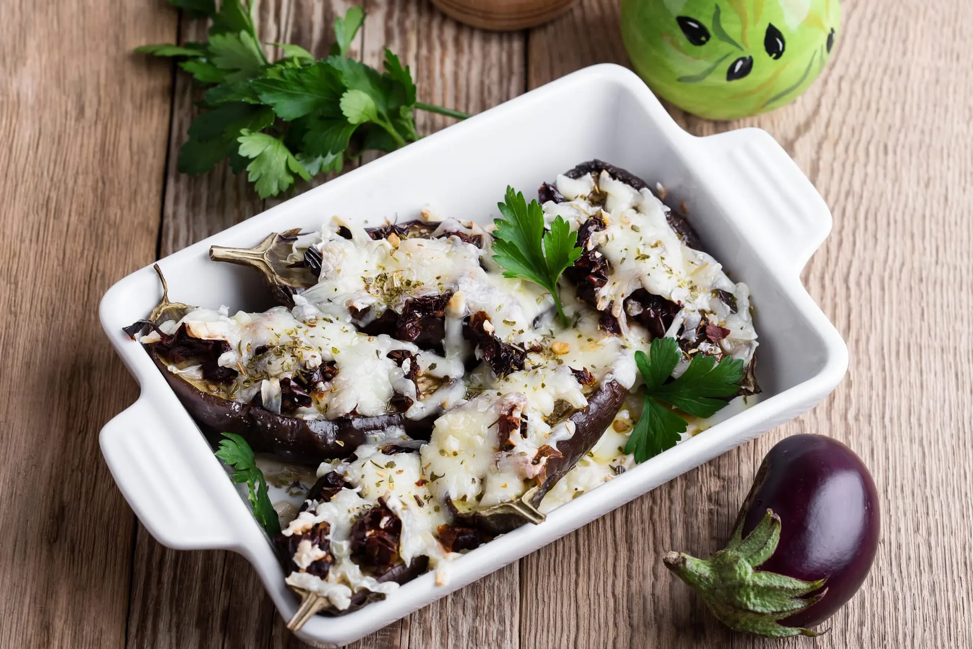 Aubergines farcies avec des tomates séchées et de la mozzarella