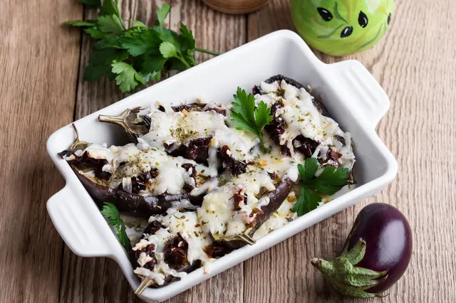 Aubergines farcies avec des tomates séchées et de la mozzarella