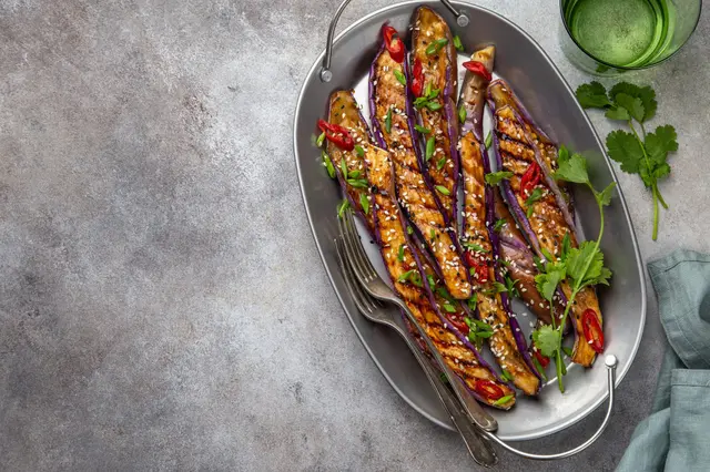 Aubergines japonaises au miso grillées et épicées