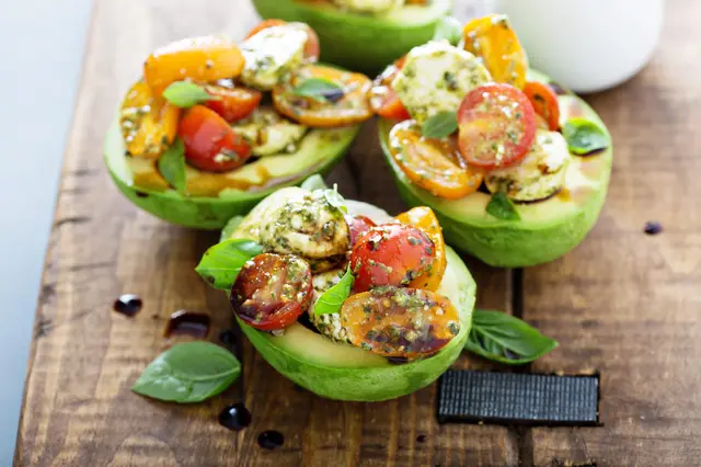 Avocat farci de salade caprese au pesto