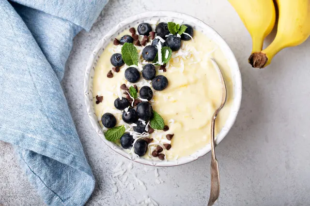 Belle crème à la banane et aux myrtilles