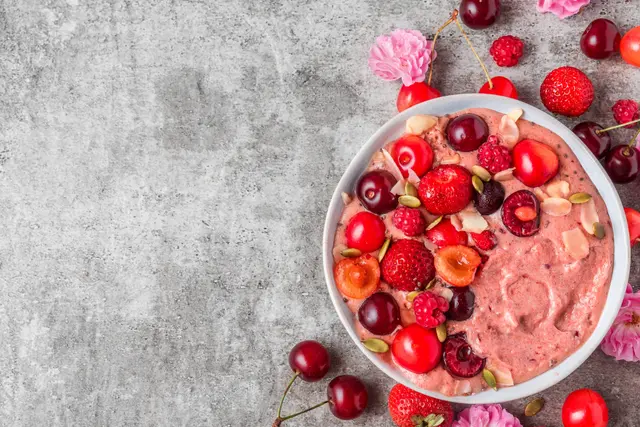 Belle crème de bananes aux baies rouges