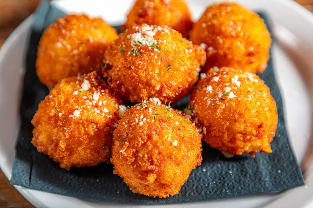 Billes de mozzarella panées