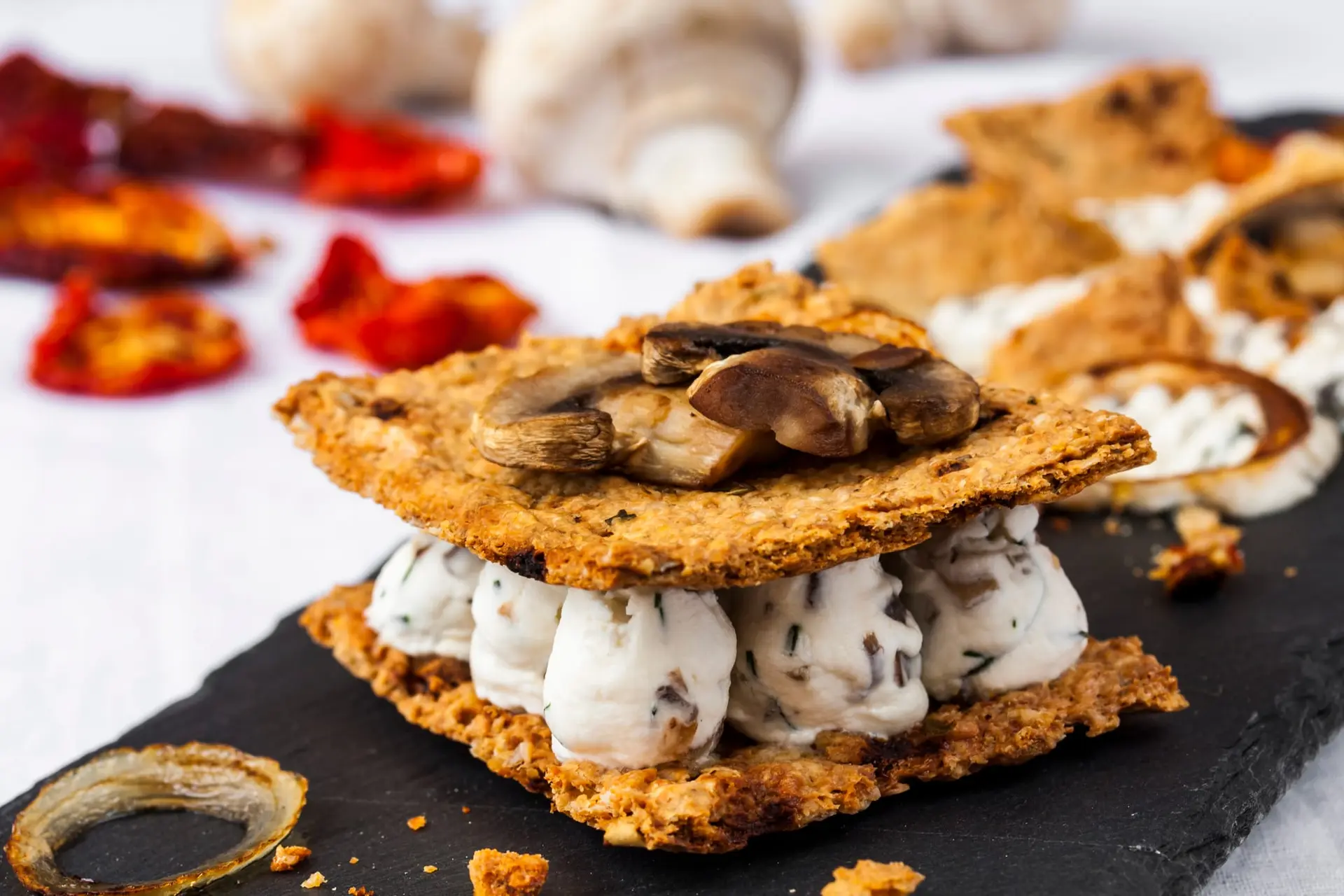 Biscuits à l'avoine et au blé complet avec de la crème de fromage et de champignons