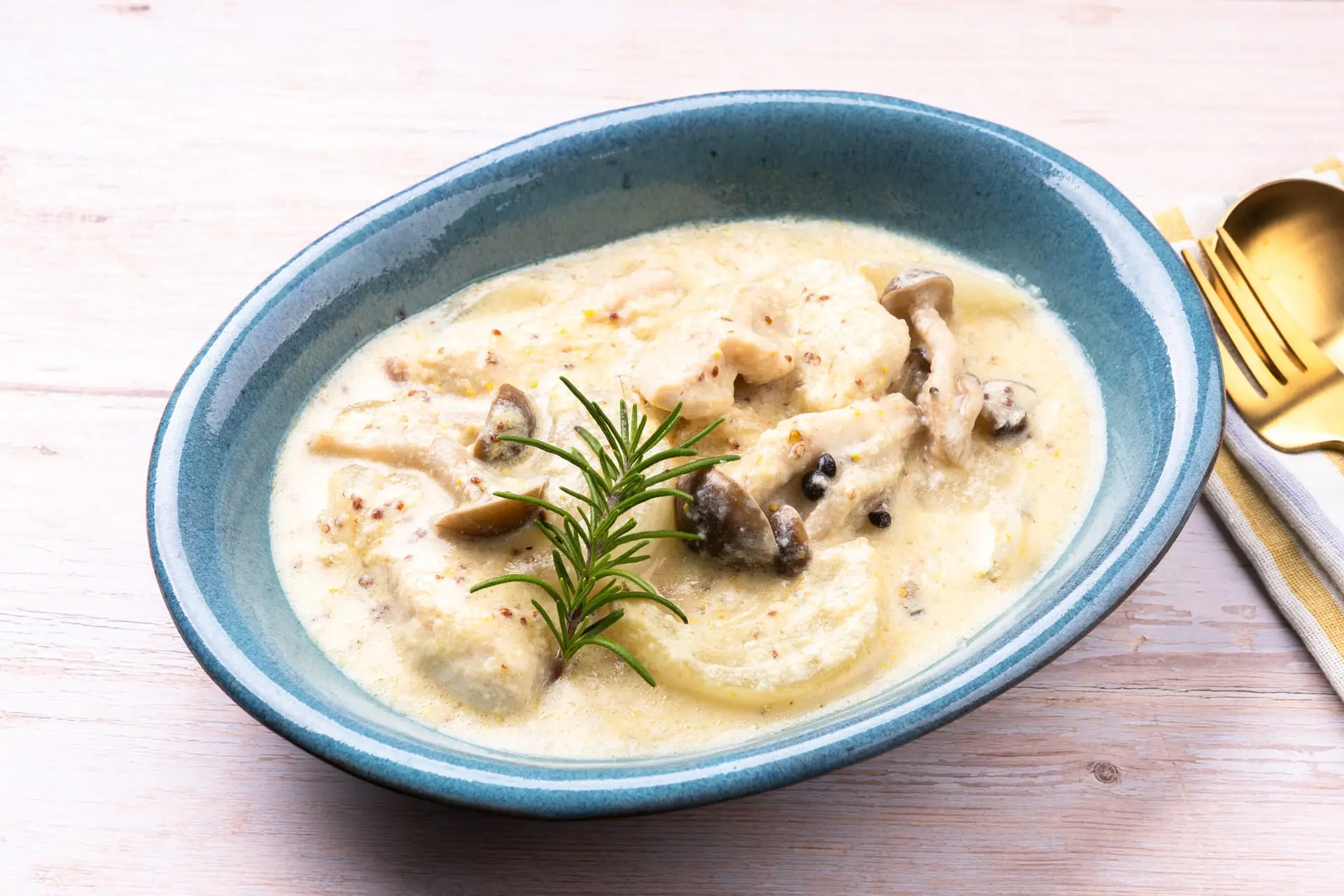 Blanc de poulet mijoté dans une sauce crème de moutarde