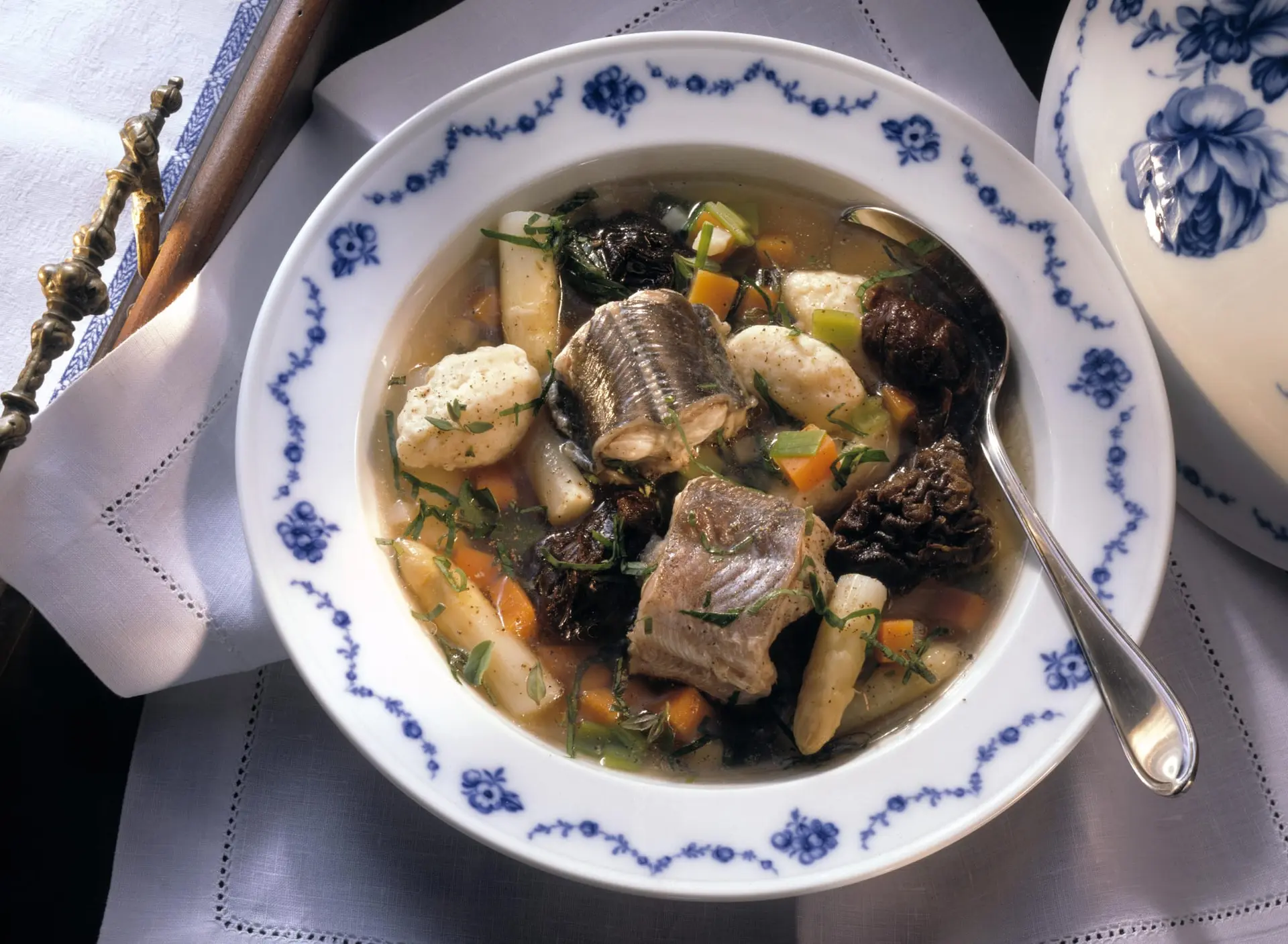 Bouillon à l'anguilles, aux fruits secs et quenelles (soupe hambourgeoise)