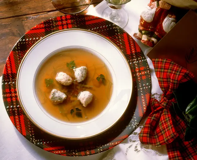 Bouillon clair aux gnocchis à la pistache