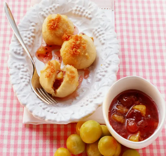 Boulettes de fromage blanc et de pommes de terre à la confiture de baies et de mirabelles