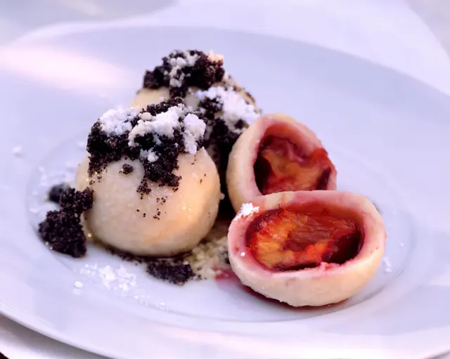 Boulettes de prunes aux graines de pavot et au sucre glace
