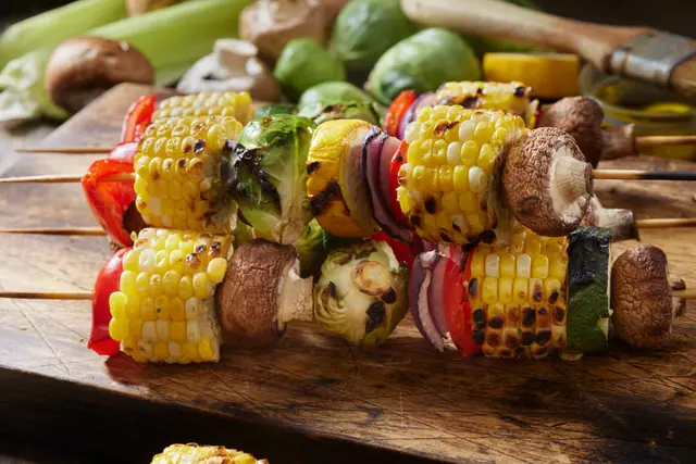 Brochette de légumes avec épis de maïs et champignons