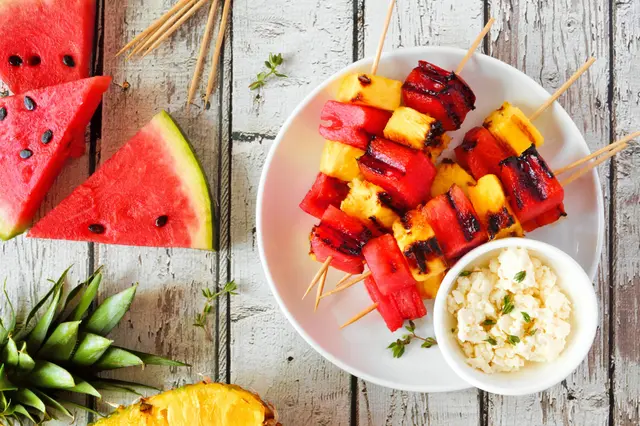 Brochette de pastèque et d'ananas, avec trempette de feta