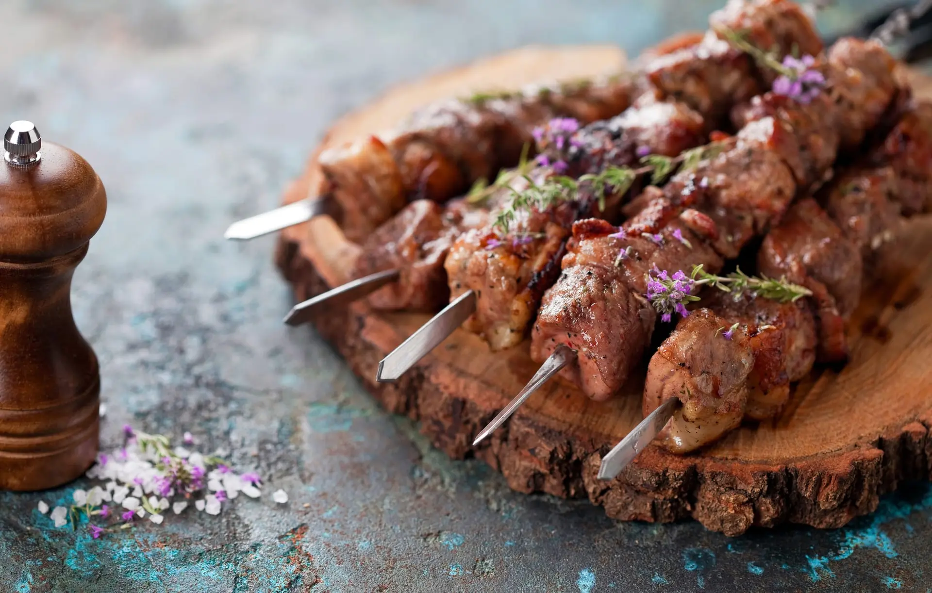 Brochettes d’agneau grillées aux épices et fleurs d’origan