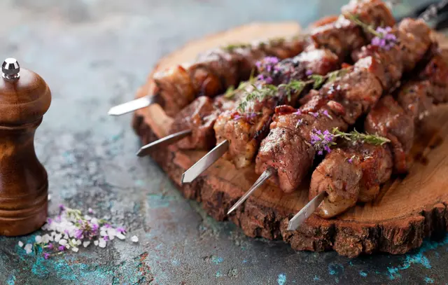 Brochettes d’agneau grillées aux épices et fleurs d’origan