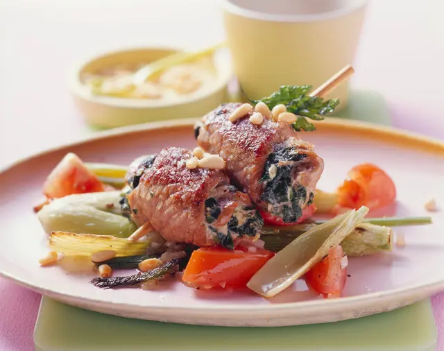 Brochettes d'involtini (petits roulés) sur fenouil et tomates
