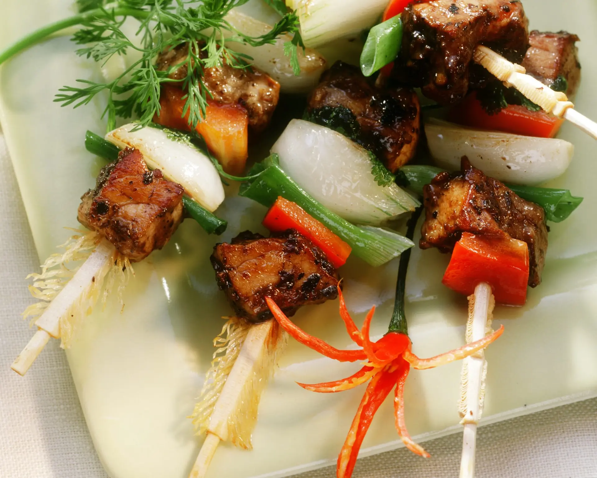 Brochettes de bœuf grillées aux poivrons et aux oignons