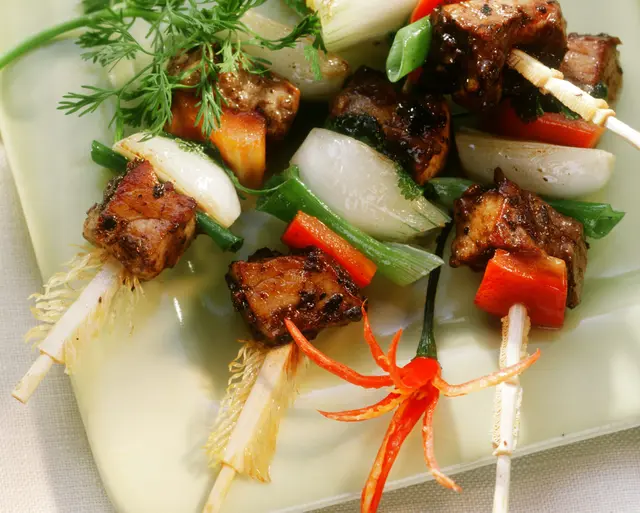 Brochettes de bœuf grillées aux poivrons et aux oignons