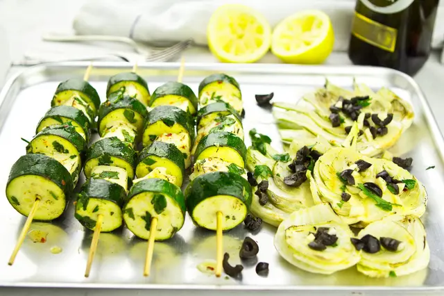 Brochettes de halloumi et courgettes accompagnées de fenouil aux olives noires