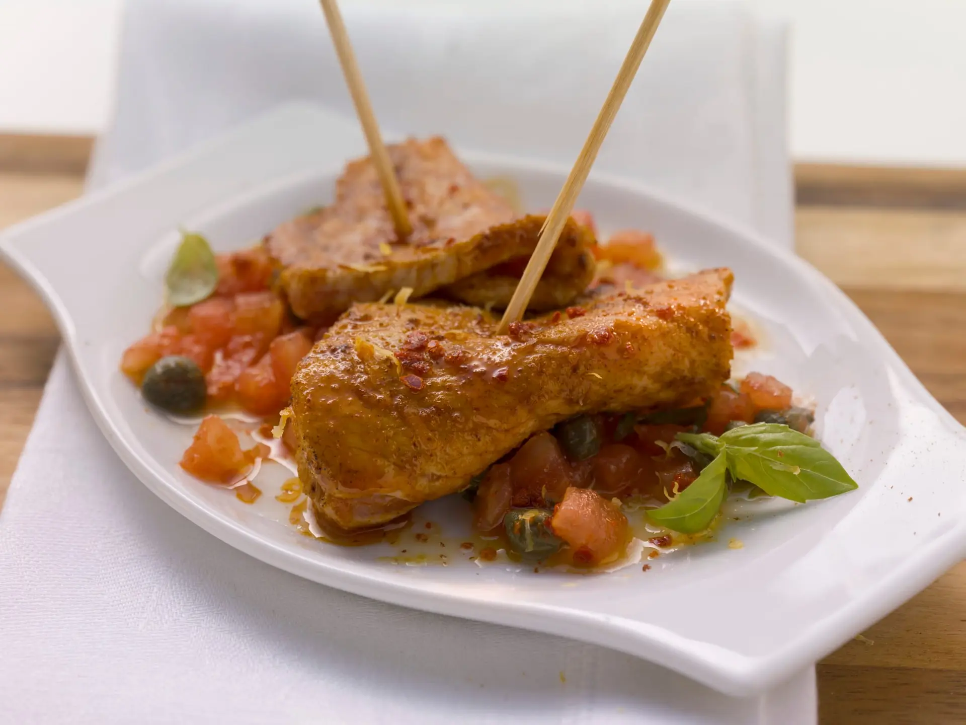 Brochettes de porc avec salsa de tomates et de câpres