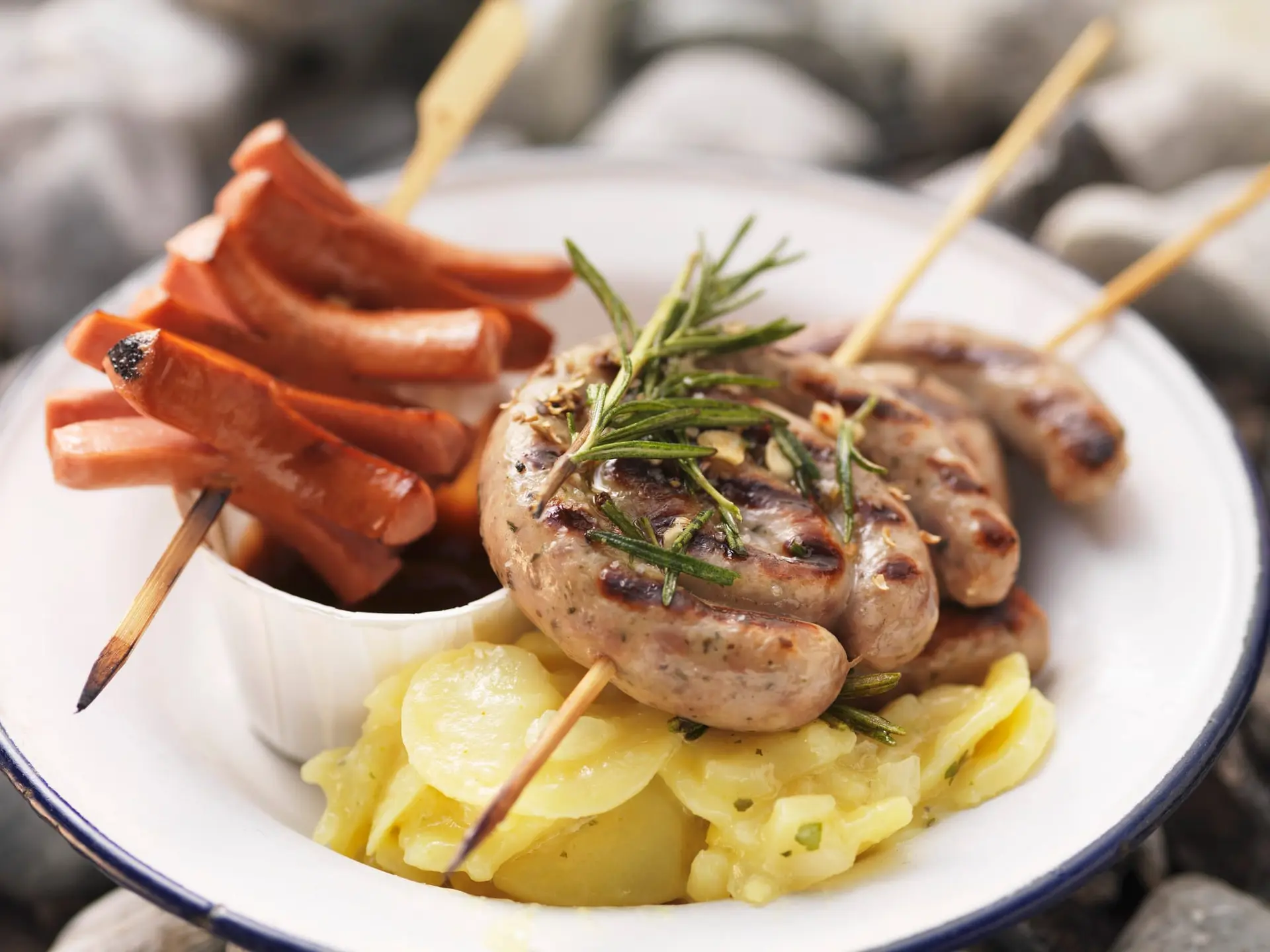 Brochettes de saucisses grillées avec salade de pommes de terre