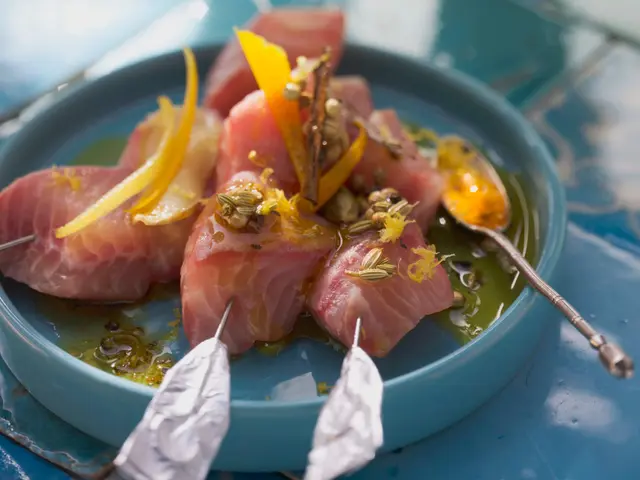 Brochettes de saumon marinées dans une sauce épicée