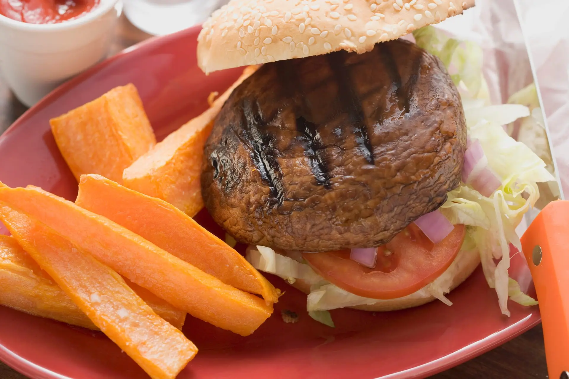 Burger végétarien avec champignon Portobello grillé et patates douces