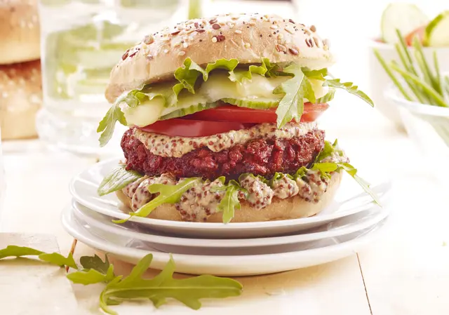Burger veggie à la sauce moutarde à l'ancienne, tomate, roquette et concombre