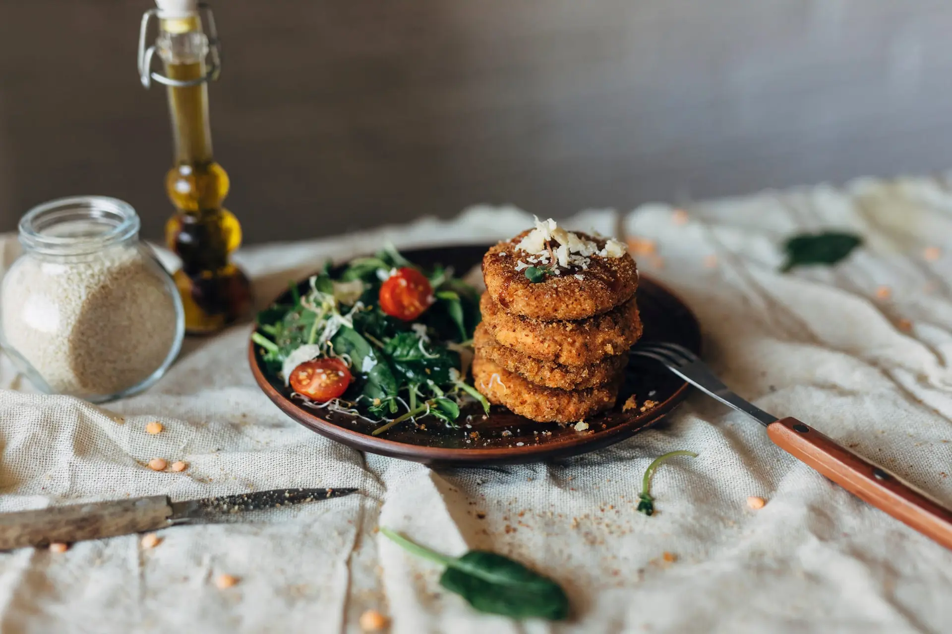 Burgers de saumon avec salade