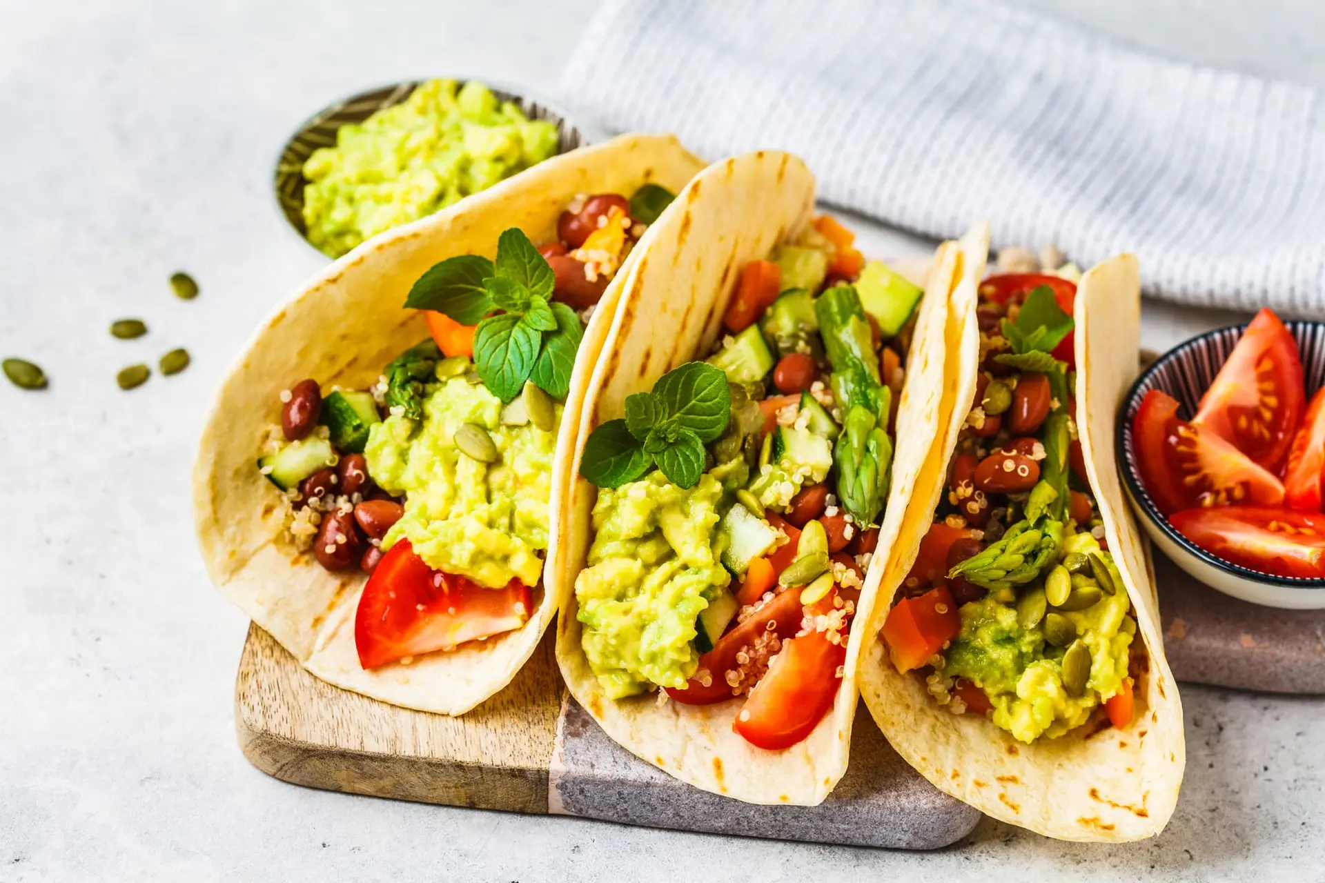 Burritos vegan avec quinoa, asperges, haricots et guacamole