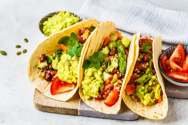 Burritos vegan avec quinoa, asperges, haricots et guacamole