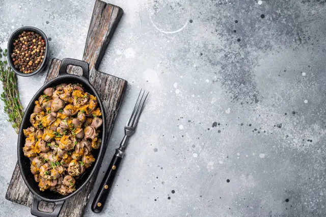Cœurs de poulet frits avec des carottes et des herbes