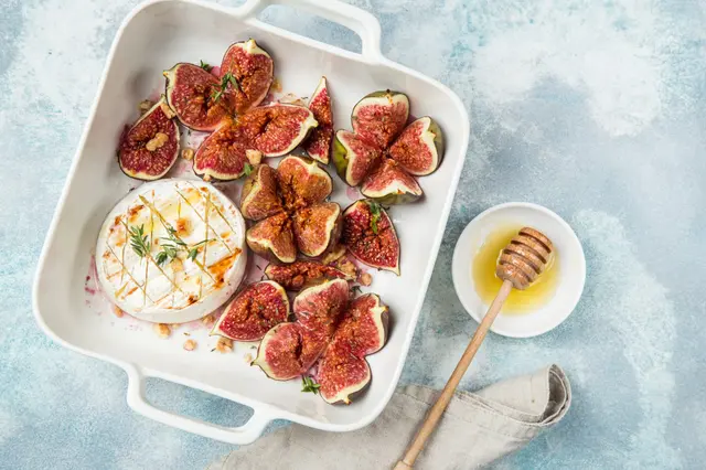 Camembert cuit aux figues, noix et miel