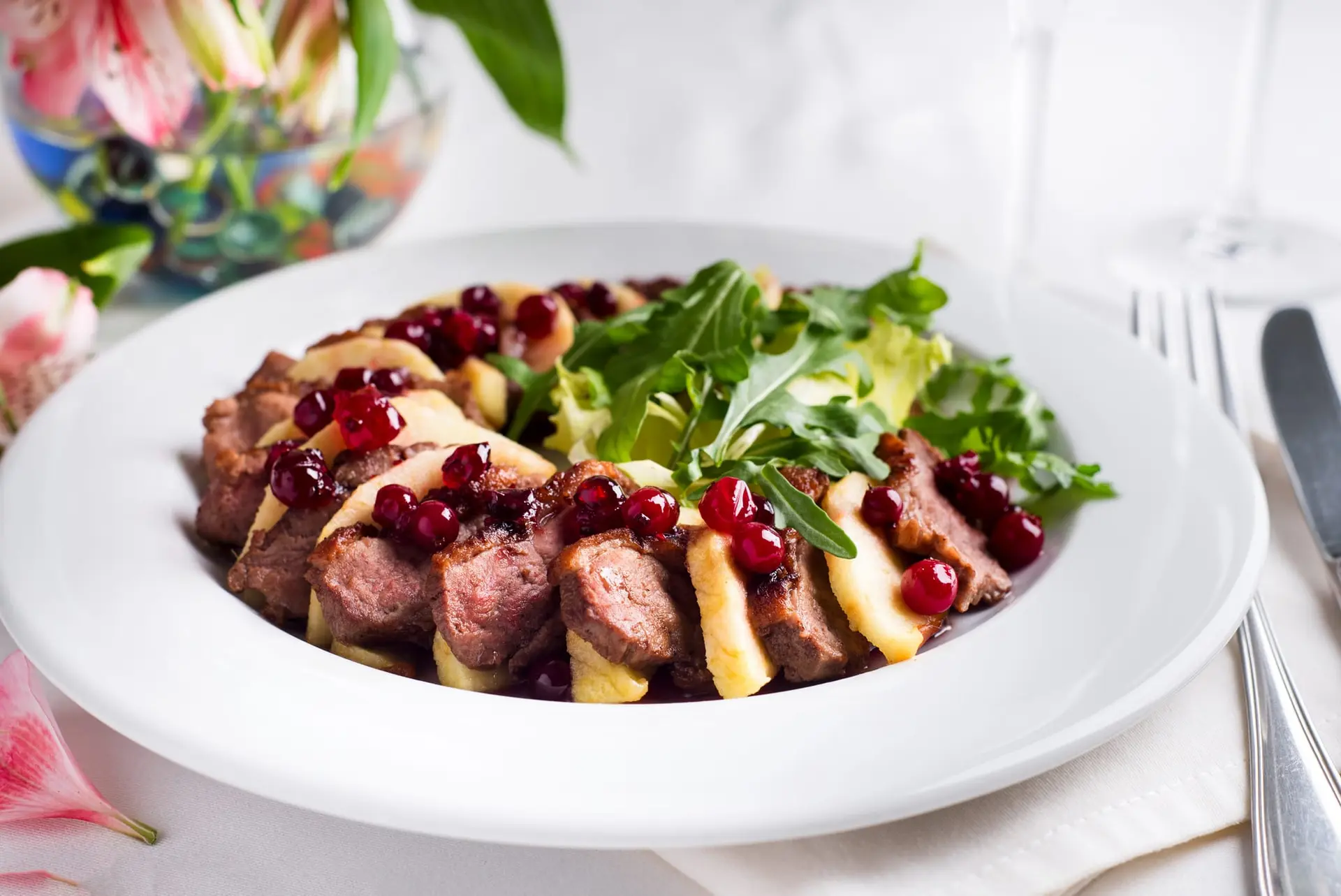Canard avec pommes et groseilles confites